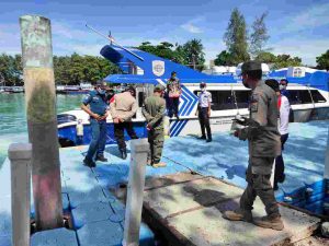 Polsek Kep Seribu Selatan Ketatkan ProKes dan Wajibkan 91 Penumpang Kapal Tiba Scan PeduliLindungi