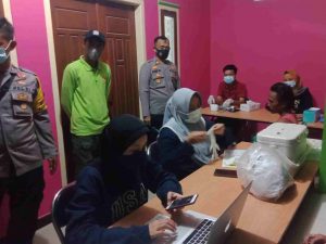Selepas Buka Puasa, Puluhan Warga Jalani Suntik Vaksin Booster Yang digelar Polsek Kep Seribu Utara