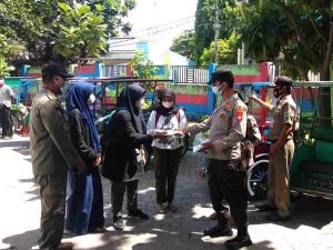 Imbau Taat ProKes, Polres Kep Seribu Bagikan 1.000 Masker ke Warganya