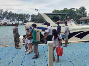 Cegah Masuknya COVID-19, Polsek Kep Seribu Selatan Wajibkan 69 Penumpang Kapal Tiba Scan PeduliLindungi