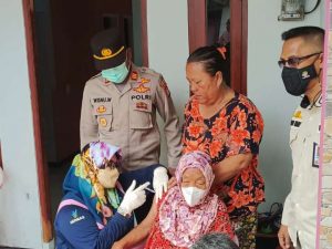 Warga Pulau Untung Jawa Jalani Suntik Vaksin Booster Yang Digelar Polsek Kep Seribu Selatan Pada Bulan Ramadhan