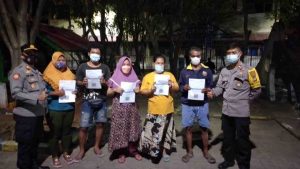 Selesai Buka Puasa dan Sholat Tarawih, Polsek Kep Seribu Utara Berikan Pelayanan Suntik Vaksin Booster