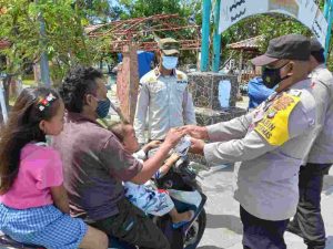 Sambil Bagikan 900 Masker, Polres Kep Seribu Ajak Warga Taat ProKes