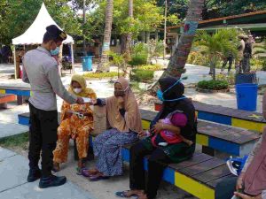 Imbau Taat ProKes, Polres Kep Seribu Bagikan 1.000 Masker ke Warganya