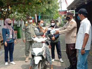 Cegah Sebaran Covid-19, sebanyak 900 Masker dibagikan Polres Kep Seribu ke Warga di 8 Pulau