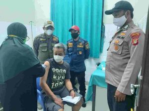 Selesai Buka Puasa, Puluhan Warga Jalani Vaksinasi Booster Polsek Kep Seribu Utara di Sabira