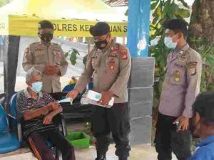 Sebanyak 800 Masker dibagikan Polres Kep Seribu ke Warga di 8 Pulau dalam Cegah Sebaran Covid19