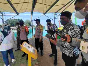 Polsek Kep Seribu Utara Ketatkan ProKes dan Wajibkan 105 Penumpang Kapal Tiba Scan PeduliLindungi