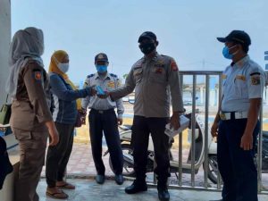 Secara Door to Door, 900 Masker dibagikan Polres Kep Seribu Untuk Cegah Sebaran COVID-19