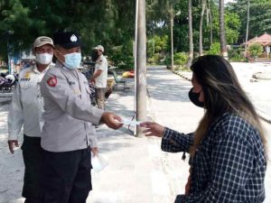 Bagikan 1.100 Masker secara Door to Door, Polres Kep Seribu Imbau Warga taat ProKes