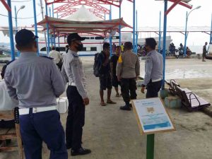 Polsek Kep Seribu Utara Ketatkan ProKes dan Wajibkan 160 Penumpang Kapal Tiba Scan PeduliLindungi