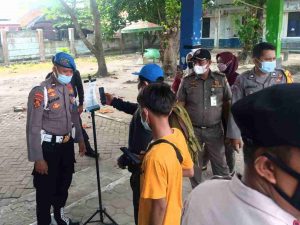Cegah Masuknya COVID-19, Polsek Kep Seribu Selatan Wajibkan 124 Penumpang Kapal Tiba Scan PeduliLindungi