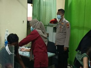Gerai Vaksin Booster Ramadhan Malam Hari Polsek Kep Seribu Utara Terus Layani Vaksinasi Warga
