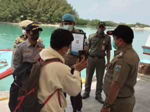 Cegah Masuknya COVID-19, Polsek Kep Seribu Utara Wajibkan 122 Penumpang Kapal Tiba Scan PeduliLindungi
