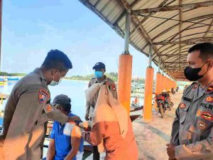 Polres Kep Seribu Wajibkan 96 Penumpang Kapal ke Pulau dari Dernaga Marina Ancol Scan PeduliLindungi