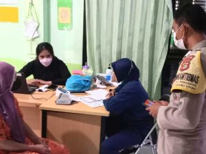 Terus Gelar Vaksinasi Booster Ramadhan, Polsek Kep Seribu Utara Adakan Vaksinasi Malam Hari Selama Puasa