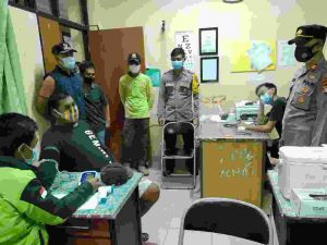 Tinjau Giat Vaksinasi Booster Ramadhan di Pulau Kelapa, Kapolsek Kep Seribu Utara Beri Semangat Peserta Vaksin
