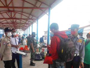 Taat ProKes dan Scan PedulilLindungi diwajibkan Polsek Kep Seribu Utara kepada 116 Penumpang Kapal yang Baru Tiba