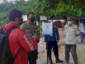 Taat ProKes dan Scan PedulilLindungi diwajibkan Polsek Kep Seribu Selatan kepada 107 Penumpang Kapal yang Baru Tiba