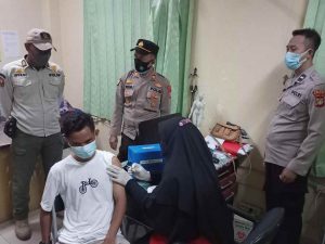 Puluhan Warga Jalani Suntik Vaksin Booster Ramadhan Polsek Kep Seribu Utara di Pulau Harapan