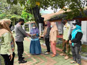 Dengan cara Door to Door, Polres Kep Seribu bagikan 900 Masker dalam Cegah COVID-19
