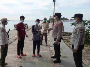 Hari ini, Warga di 8 Pulau diimbau taat ProKes dan dibagikan 800 Masker oleh Polres Kep Seribu
