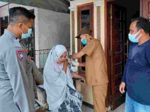 Bantu Warga Peserta Vaksin Booster Ramadhan, Polsek Kep Seribu Selatan Adakan Suntik Vaksin di Tempat secara Door to Door