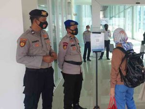 Polres Kepulauan Seribu Wajibkan 350 Penumpang Kapal ke Pulau Scan PeduliLindundi di Pelabuhan Kaliadem
