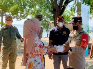 Imbau Taat ProKes, Polres Kep Seribu Bagikan 900 Masker ke Warganya