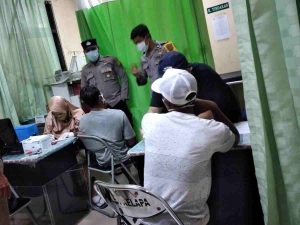 Warga Antusias Datangi Gerai Vaksin Booster Polsek Kep Seribu Utara Malam Hari di Bulan Puasa