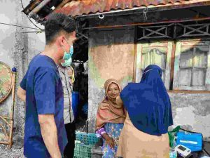 Secara Door to Door, Polsek Kep Seribu Selatan Gelar Vaksinasi Booster ke Warga