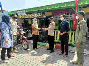 Warga di 8 Pulau diimbau taat ProKes dan dibagikan 800 Masker oleh Polres Kep Seribu
