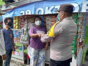 Warga di 8 Pulau diimbau taat ProKes dan dibagikan 1.000 Masker oleh Polres Kep Seribu