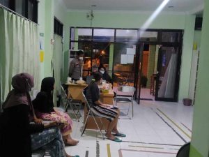 Warga Antusias Datangi Gerai Vaksinasi Booster Ramadhan Polsek Kep Seribu Utara di Pulau Panggang