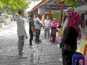 Warga di 8 Pulau diimbau taat ProKes dan dibagikan 900 Masker oleh Polres Kep Seribu