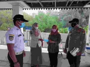 Warga di 8 Pulau diimbau taat ProKes dan dibagikan 800 Masker oleh Polres Kep Seribu