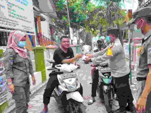 Warga di 8 Pulau diimbau taat ProKes dan dibagikan 900 Masker oleh Polres Kep Seribu