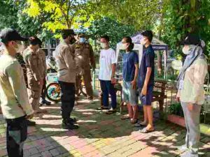 Personel Pospam Ops Ketupat Jaya-2022 Pulau Untung Jawa Patroli Wisata Ajak Warga dan Wisatawan Tetap Terapkan ProKes selama Liburan