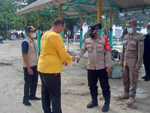 Polres Kep Seribu bagikan 800 Masker secara Door to Door dalam Cegah COVID-19