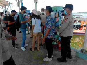 Pospam Ops Ketupat Jaya-2022 Pulau Untung Jawa Terus Ketatkan ProKes dan Wajibkan 1.351 Wisatawan Tiba Scan PeduliLindungi
