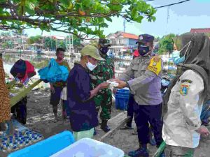 Polres Kep Seribu Terus bagikan 1.000 Masker secara Door to Door dan Imbau Taat ProKes ke Warga dalam Cegah COVID-19