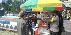 Saat Bagikan 800 Masker ke Warga di 8 Pulau Polres Kep Seribu sampaikan Imbauan ProKes