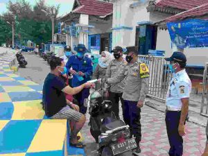 Terus Cegah COVID-19, Hari ini Polres Kep Seribu bagikan 800 Masker ke Warga di 8 Pulau