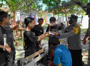 Terus Cegah COVID-19, Polres Kep Seribu bagikan 700 Masker ke Warga di 8 Pulau