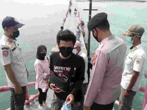 Berlibur di Pulau, Polsek Kep Seribu Selatan Imbau Wisatawan Terapkan ProKes saat berada di Ruang Publik