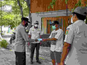 Terus Cegah COVID-19, Polres Kep Seribu Bagikan 700 Masker dan Sampaikan Imbauan ProKes ke Warga
