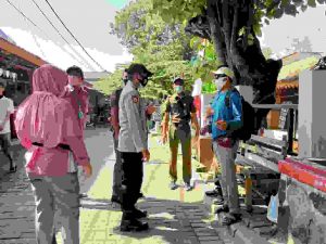 Gelar Patroli Jalan Kaki, Polsek Kep Seribu Selatan Terus Ingatkan Wisatawan Terapkan ProKes Selama Liburan
