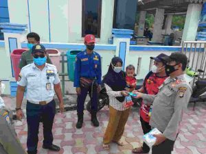 Saat Bagikan 400 Masker ke Warga, Polres Kep Seribu Ingatkan Warga Taat ProKes