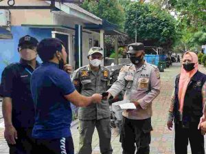 Sembari Bagikan 350 Masker ke Warga, Polres Kep Seribu Ingatkan Warga Taat ProKes