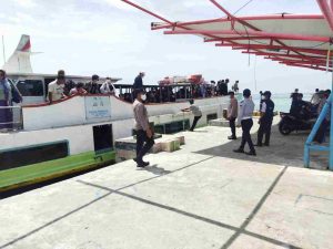 Polsek Kep Seribu Utara Tempatkan Personel di Dermaga Kedatangan Gelar Pengamanan dan Pengawasan ProKes